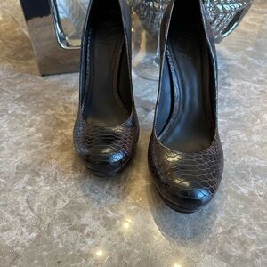 Elegant Tory Burch Brown Snakeskin Pumps